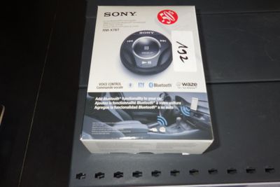 une boîte contenant une télécommande, posée sur une table