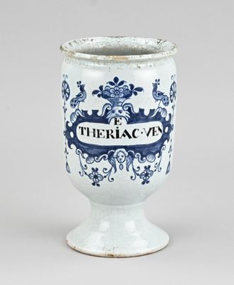 un vase bleu et blanc orné d'un motif bleu et blanc