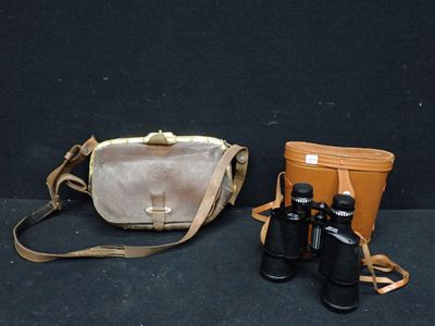 un sac et une paire de jumelles posés l'un à côté de l'autre