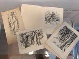 Plusieurs dessins représentant des personnes sont exposés dans une vitrine.