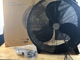 un ventilateur posé sur une table à côté d'une boîte