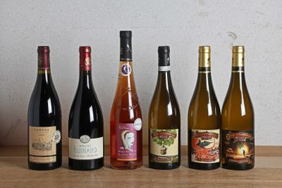 plusieurs bouteilles de vin sont alignées sur une table en bois