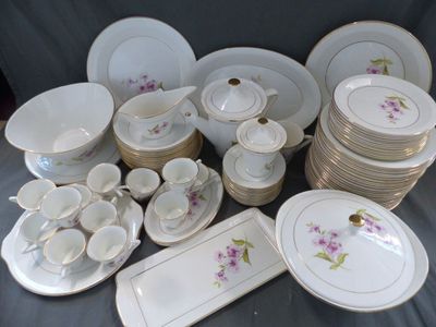 beaucoup d'assiettes, de tasses et de soucoupes sur la table