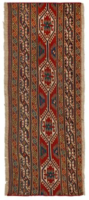 un tapis rouge et bleu à motifs