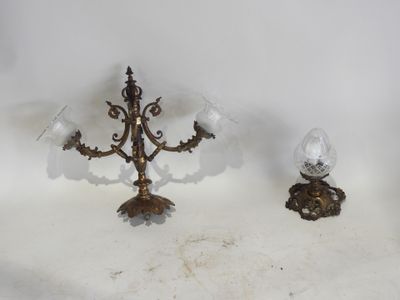 paire de candélabres anciens en laiton avec des globes en cristal