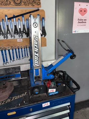 un établi sur lequel se trouvent tout un tas d'outils