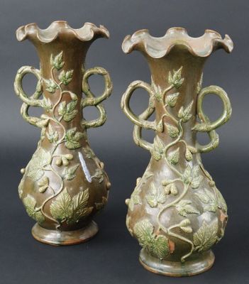 Paire de vases de forme balustre en terre émaillée à décor d…
