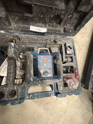 une caisse d'outils avec des outils à l'intérieur, posée sur le sol