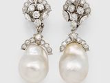 une paire de boucles d'oreilles en perles et diamants