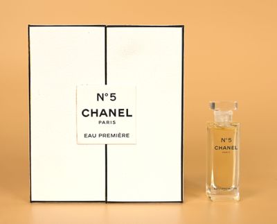 un flacon de parfum Chanel n° 5 EAP à côté d'une boîte de parfum