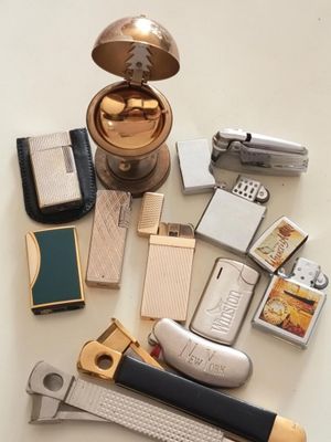 de nombreux types différents de briquets, disposés sur une table