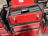 trois boîtes à outils rouges empilées les unes sur les autres