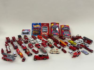 un grand nombre de petites voitures posées sur une table