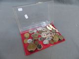une vitrine contenant de nombreuses pièces de monnaie