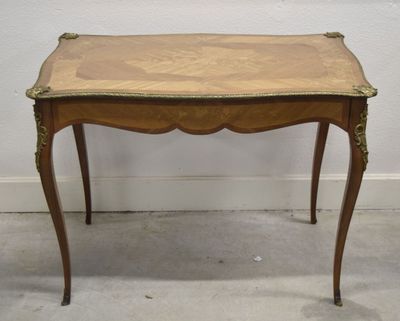 une petite table avec un plateau en bois et des finitions dorées