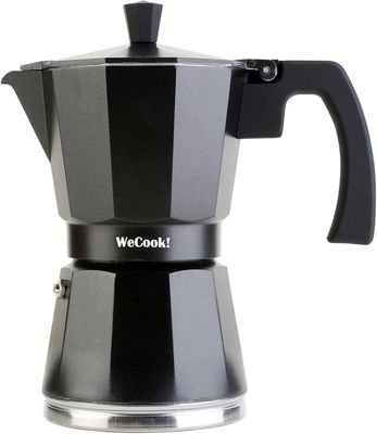 une cafetière noire et argentée sur fond blanc
