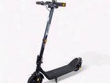 l'image d'un scooter posé sur une surface blanche