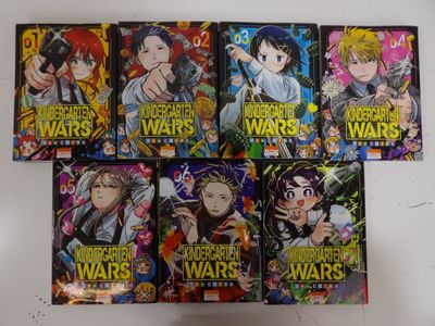 une pile de livres sur les anime posée sur une table