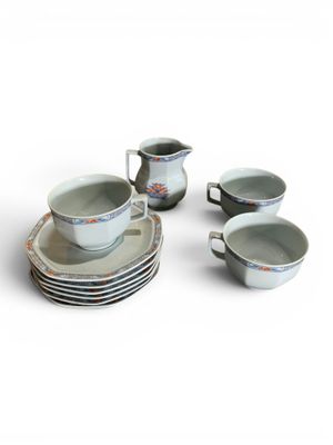 plusieurs tasses et soucoupes empilées les unes sur les autres sur une surface blanche
