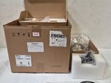 une boîte contenant une télécommande et d'autres objets, posée sur une table