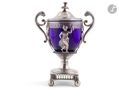 un vase ancien en argent et en verre bleu, orné d'une figurine