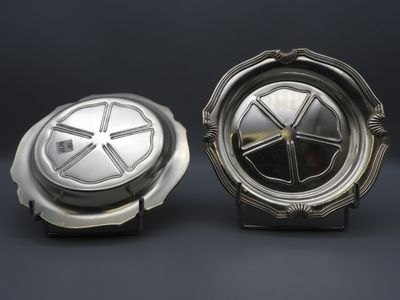 Paire de dessous de carafes en métal argenté modèle à la coq…