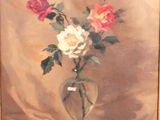une peinture de roses dans un vase en verre sur une table