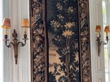 une grande tapisserie accrochée au mur d'une pièce