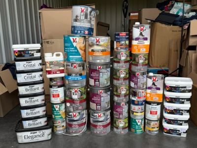 de nombreuses boîtes de conserve empilées les unes sur les autres