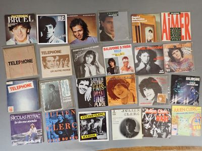 un mur recouvert de pochettes d'albums de toutes sortes