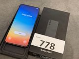 une boîte ouverte contenant un téléphone, posée sur une table