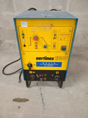 une machine jaune et bleue posée sur un sol en béton