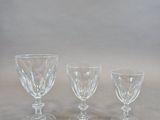 trois verres à vin vides posés les uns à côté des autres sur une table