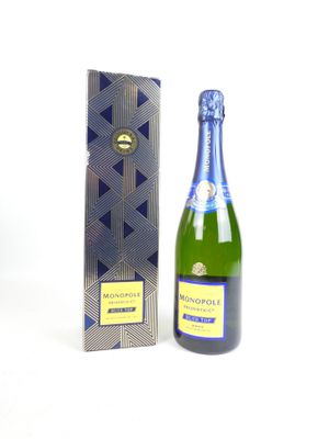 la bouteille de champagne est à côté de la boîte sur la table