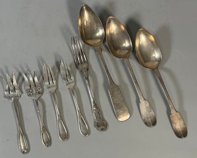 a lot of silver spoons and spoon spoons on the table