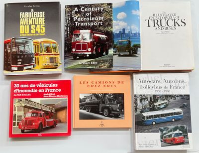 plusieurs livres posés sur une surface blanche, avec un bus rouge en arrière-plan