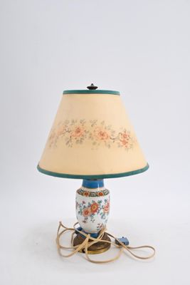 une lampe posée sur une table et munie d'un abat-jour
