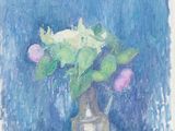 tableau représentant des fleurs dans un vase posé sur une table, sur fond bleu