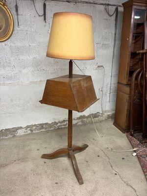 une lampe posée sur un support en bois