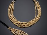 un ensemble composé d'un collier et d'un bracelet en or et perles