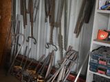 de nombreux outils accrochés au mur du garage