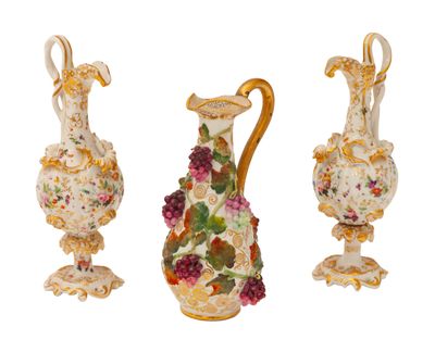 trois vases décorés de fleurs