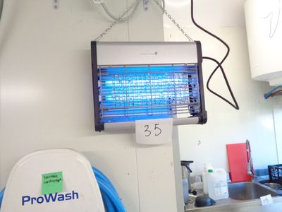 une photo d'une pièce avec un radiateur bleu accroché au mur