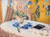 un tableau représentant une table sur laquelle se trouve un vase de fleurs