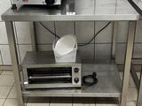 un grille-pain et un autre grille-pain posés sur une table dans une cuisine