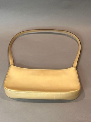 FERRAGAMO Sac baguette en cuir doré mat, porté épaule, ferme…