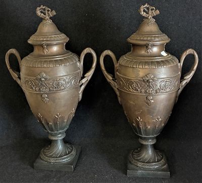 Importante paire d'urnes balustres en régule sur piédouche t…