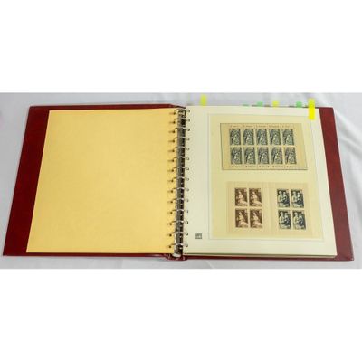 un livre avec des timbres, posé sur une table