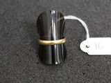 un anneau posé sur un objet noir