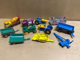 beaucoup de camions miniatures et d'engins de chantier sur la table